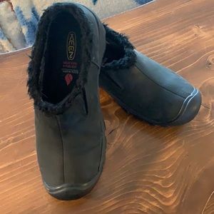 Keen keep warm slip on mules / clogs